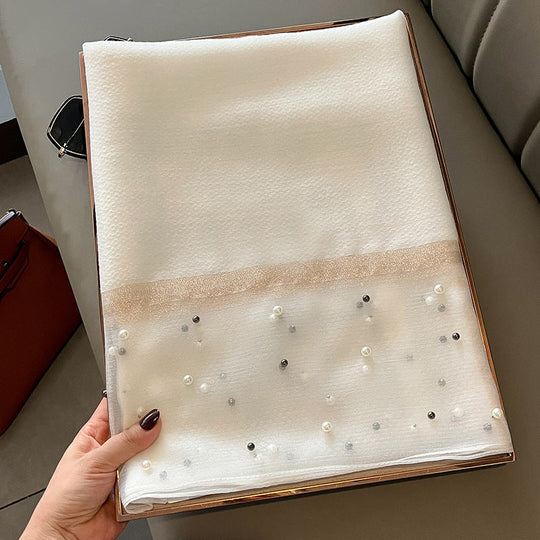 Eleganter Deckenac h mit Perlen verziert