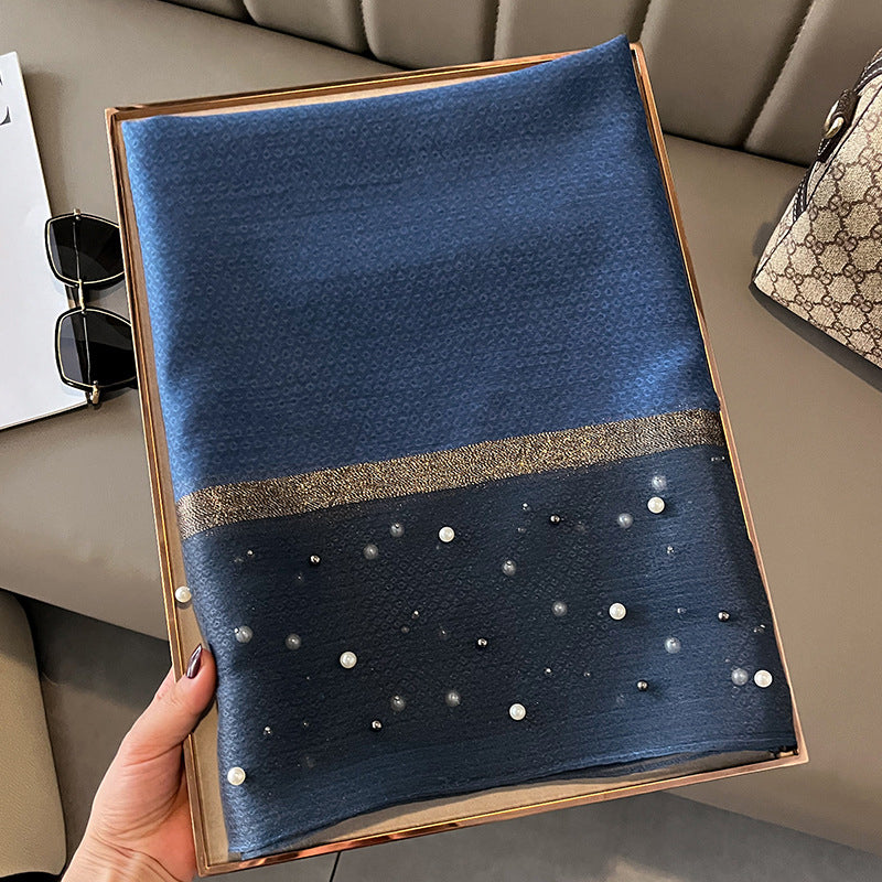 Eleganter Deckenac h mit Perlen verziert