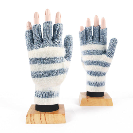 Gestreifte gestrickte Handschuhe