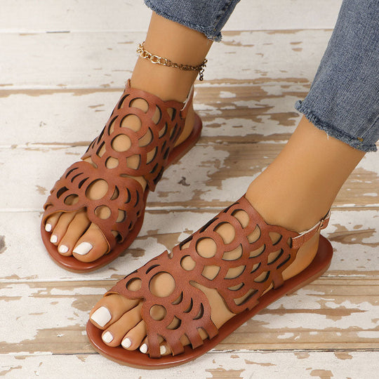Sandalen mit flachen, geschnitzten Ethno-Designs