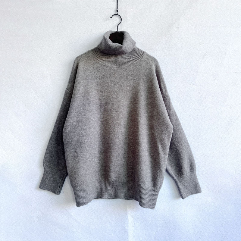 Lässiger Pullover aus einfarbigem Strick