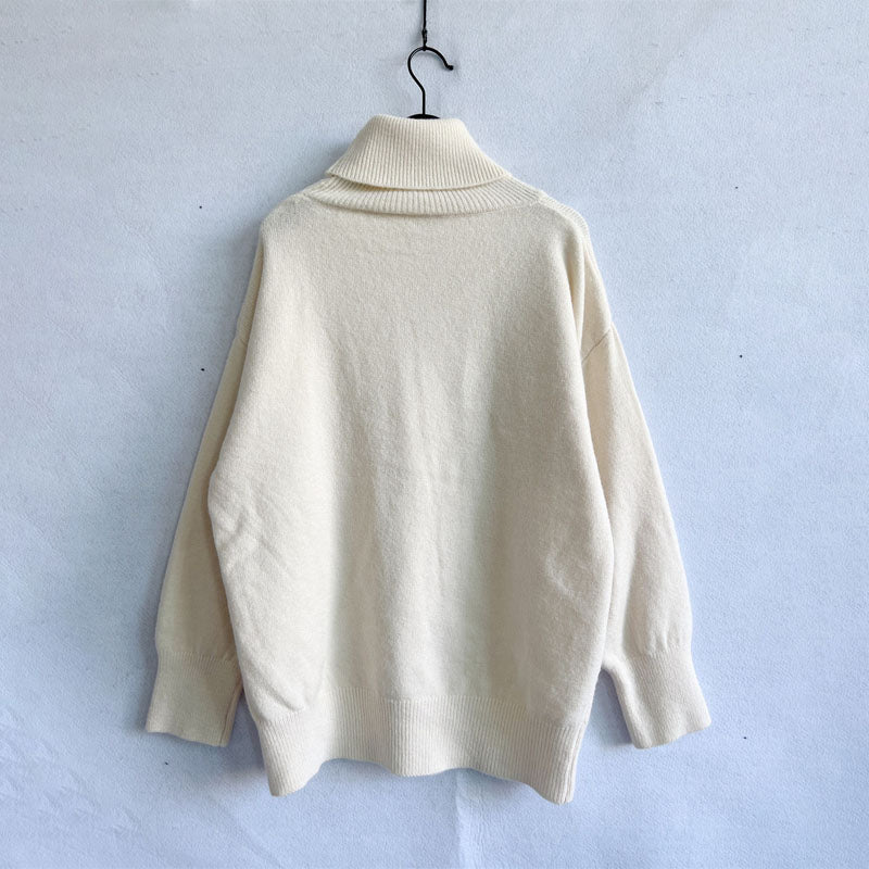 Lässiger Pullover aus einfarbigem Strick