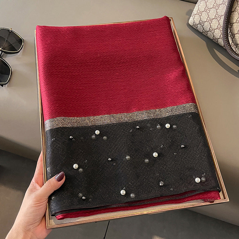 Eleganter Deckenac h mit Perlen verziert