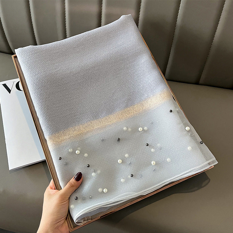 Eleganter Deckenac h mit Perlen verziert