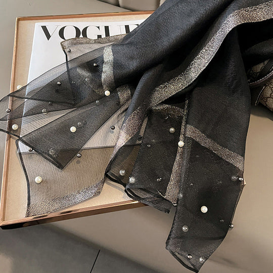 Eleganter Deckenac h mit Perlen verziert