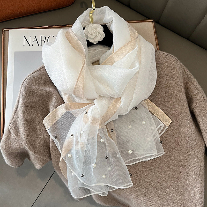 Eleganter Deckenac h mit Perlen verziert