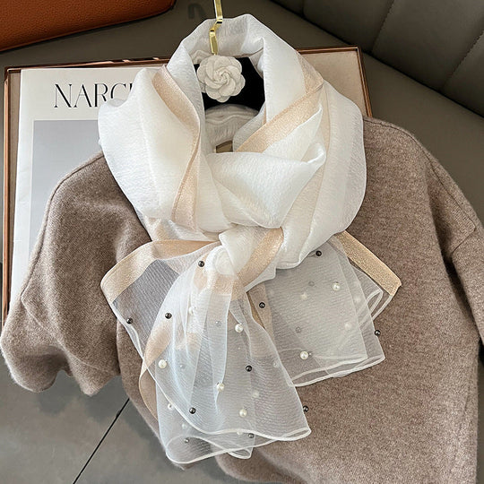 Eleganter Deckenac h mit Perlen verziert