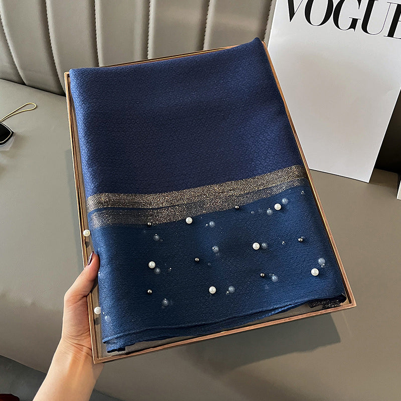 Eleganter Deckenac h mit Perlen verziert