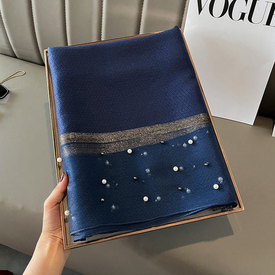 Eleganter Deckenac h mit Perlen verziert