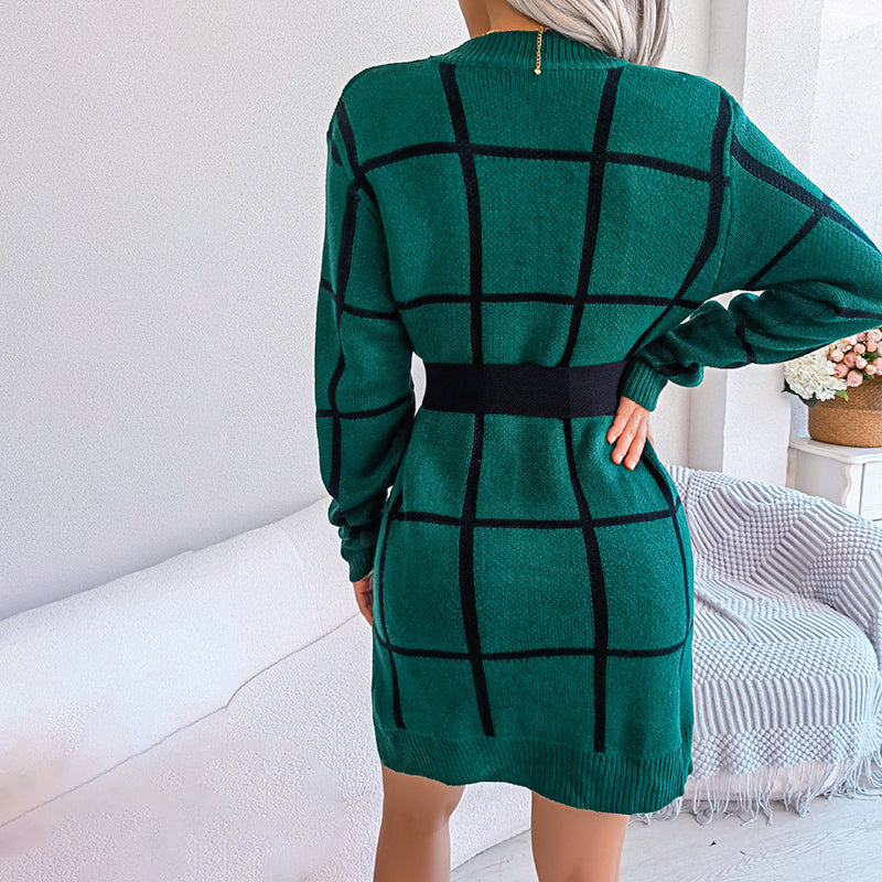 Lässiges gestricktes kariertes Kleid