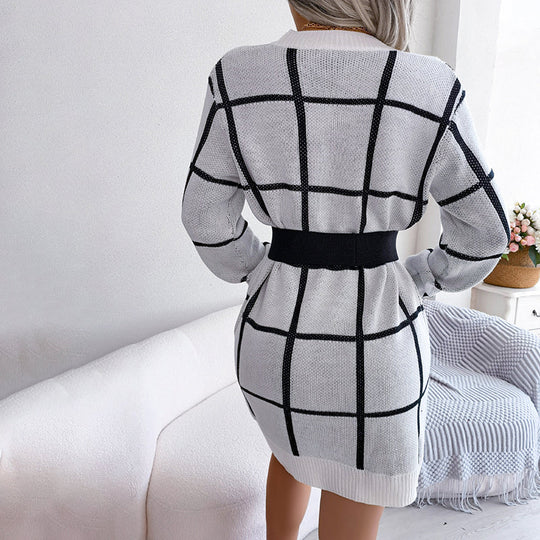 Lässiges gestricktes kariertes Kleid