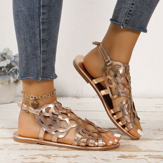 Sandalen mit flachen, geschnitzten Ethno-Designs