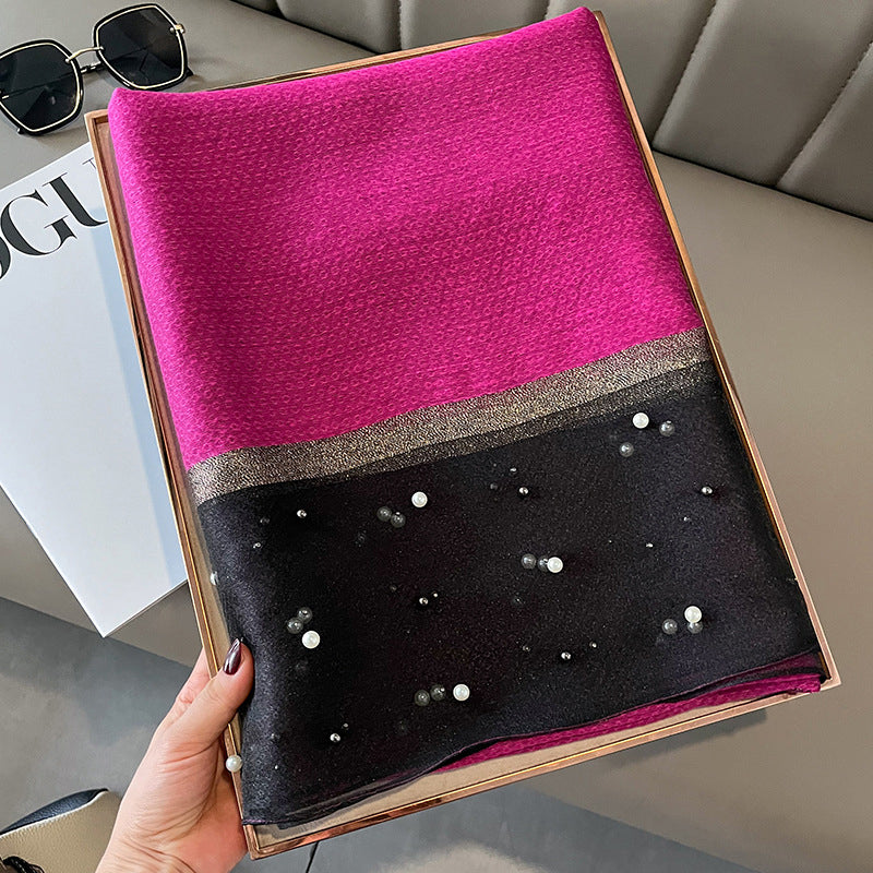 Eleganter Deckenac h mit Perlen verziert