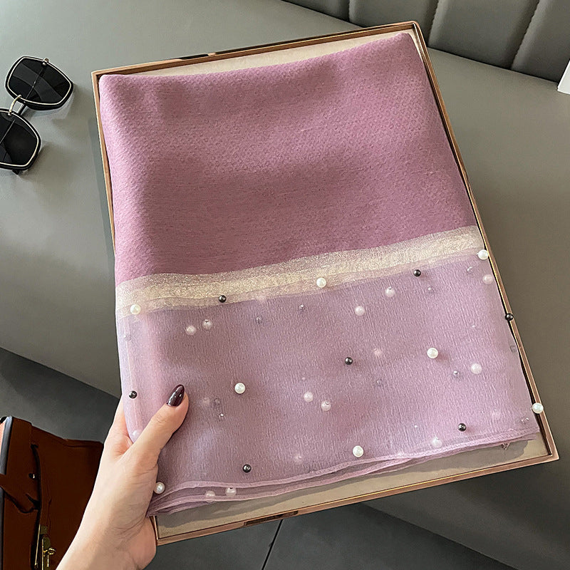 Eleganter Deckenac h mit Perlen verziert