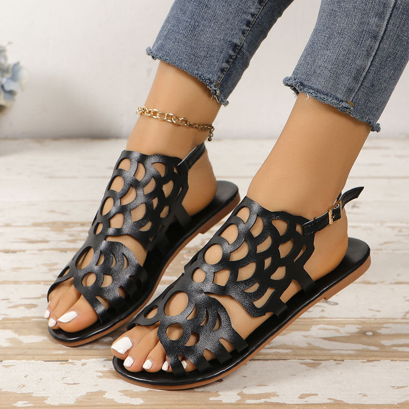 Sandalen mit flachen, geschnitzten Ethno-Designs