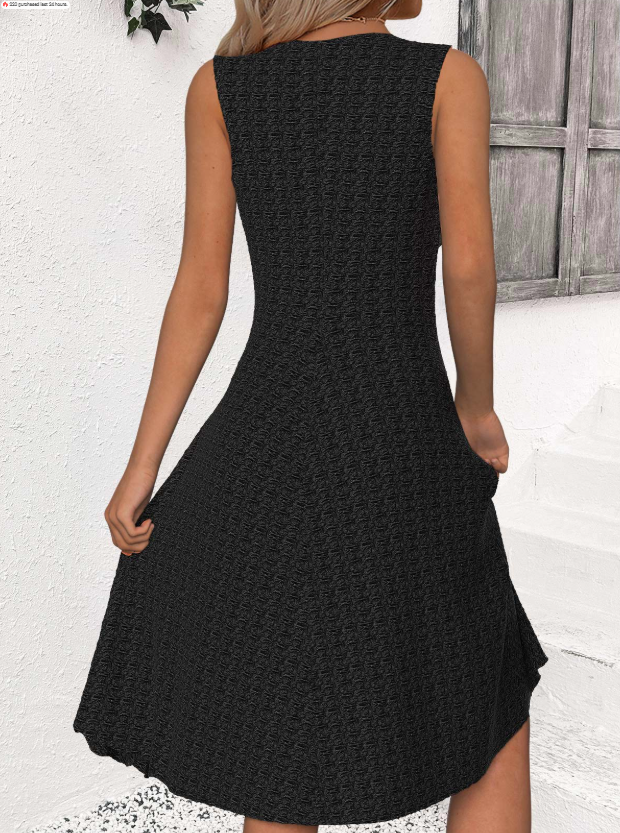 Schwarzes ärmelloses Kleid mit Rüschen und Rundhalsausschnitt