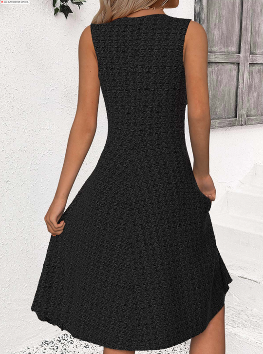 Schwarzes ärmelloses Kleid mit Rüschen und Rundhalsausschnitt