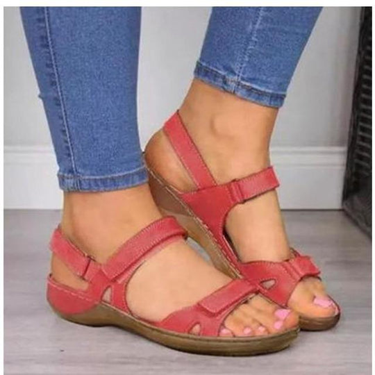 Bequeme flache Sandalen für den Strand